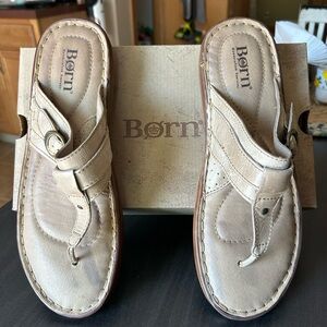 Born Tan Sandals Comfortable Thong-Style